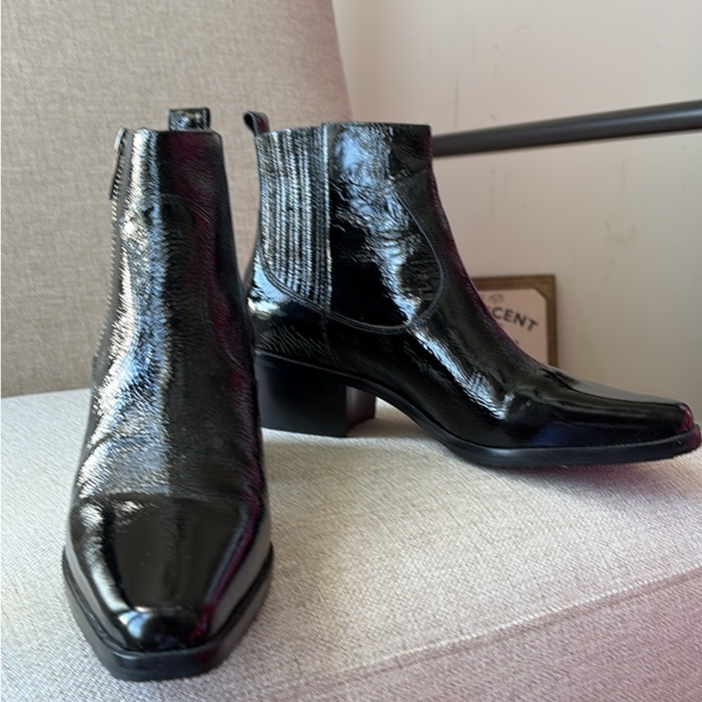 Donald J. Pliner Black Textured Heel